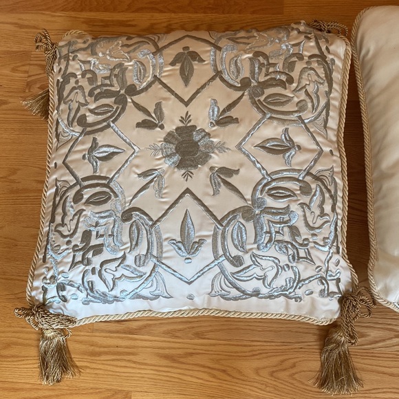 Decorative 2 floor corner pillows - Picture 5 of 9